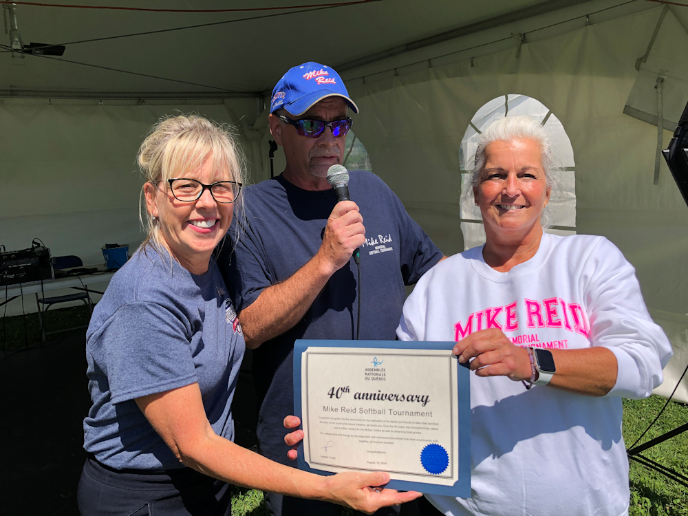 Isabelle Poulet presents award from CAQ